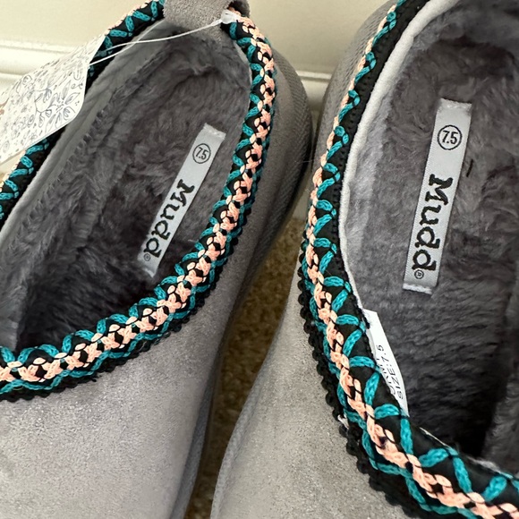 MUDD Fur Slippers - Picture 3 of 7